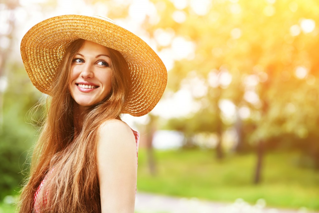 woman wearing a summer hat