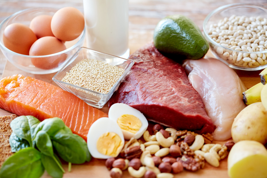 Balanced diet consisting of eggs, lean meat, vegetables, fruits, nuts, and eggs.